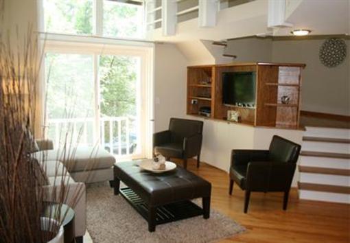 фото отеля Roscoe Village Guesthouse
