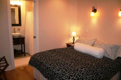фото отеля Roscoe Village Guesthouse