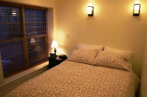 фото отеля Roscoe Village Guesthouse