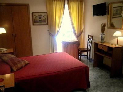 фото отеля Hostal Santa Marta Aranjuez