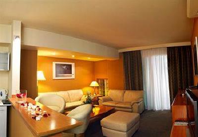 фото отеля Blazer Suites Hotel