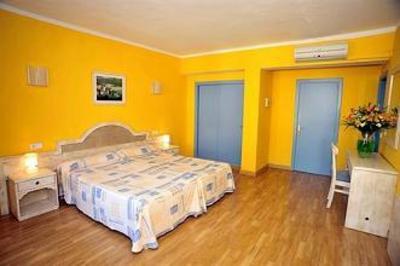 фото отеля Hostal Porto Colom Felanitx