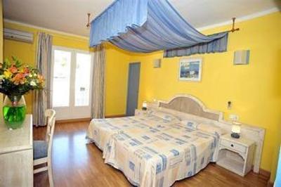 фото отеля Hostal Porto Colom Felanitx