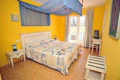 фото отеля Hostal Porto Colom Felanitx