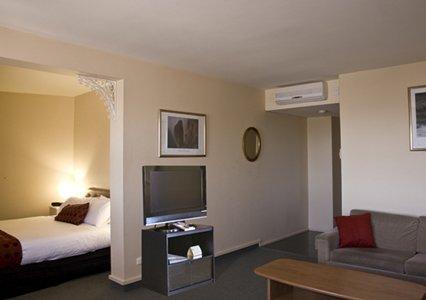 фото отеля Comfort Inn Coach House