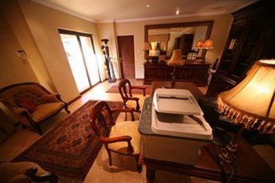 фото отеля Le Cozmo Guesthouse