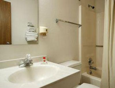 фото отеля Super 8 Motel East Kellogg Wichita