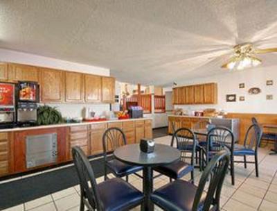 фото отеля Super 8 Motel East Kellogg Wichita