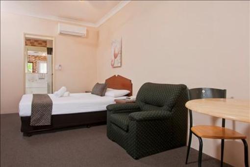 фото отеля Airport Clayfield Motel