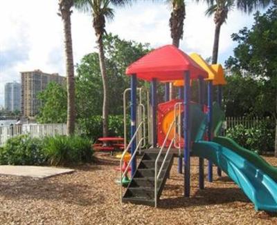 фото отеля Intracoastal Yacht Club Apartments Sunny Isles Beach