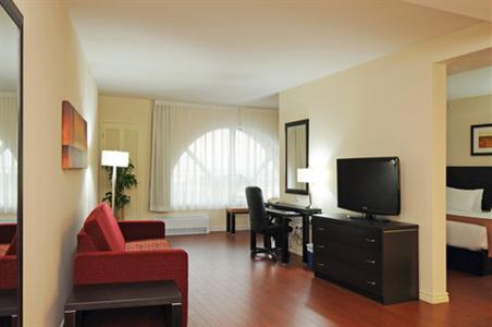 фото отеля Holiday Inn Express Hotel & Suites Montreal Airport