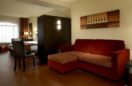 фото отеля Holiday Inn Express Hotel & Suites Montreal Airport