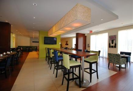 фото отеля Holiday Inn Express Hotel & Suites Montreal Airport