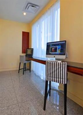 фото отеля Holiday Inn Express Hotel & Suites Montreal Airport