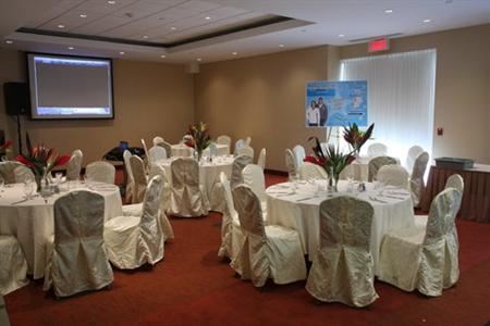 фото отеля Holiday Inn Express Hotel & Suites Montreal Airport