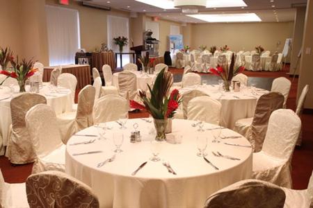 фото отеля Holiday Inn Express Hotel & Suites Montreal Airport
