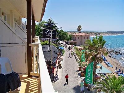 фото отеля Beach House Hotel