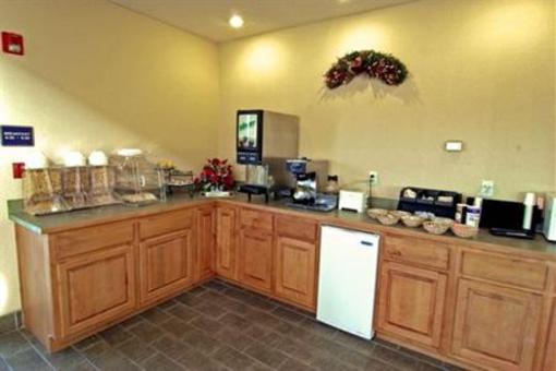 фото отеля Super 8 Chatsworth Dalton