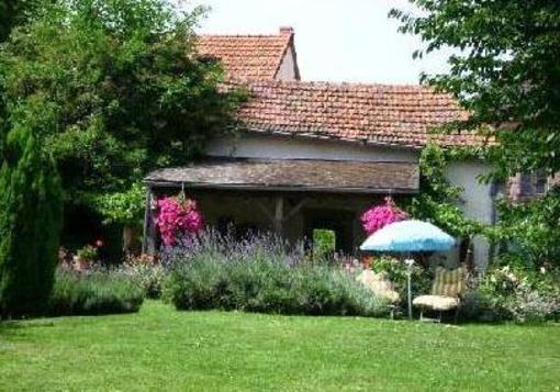 фото отеля Bed & Breakfast La Maison Bleue Lapeyrouse