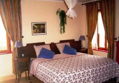 фото отеля Bed & Breakfast La Maison Bleue Lapeyrouse