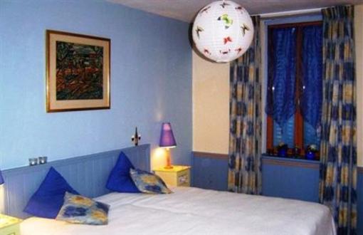 фото отеля Bed & Breakfast La Maison Bleue Lapeyrouse