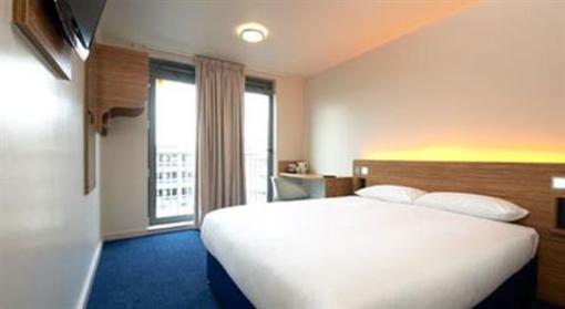 фото отеля Travelodge Camberley Central