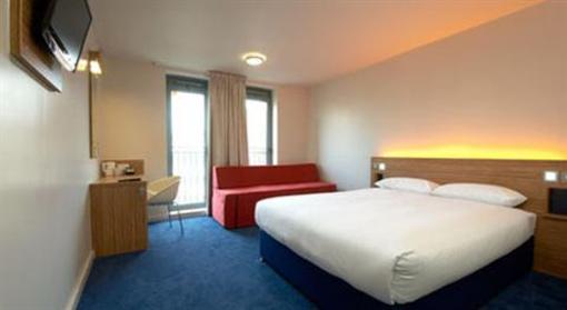 фото отеля Travelodge Camberley Central