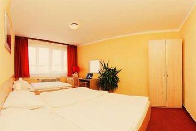 фото отеля Hotel Charles Central