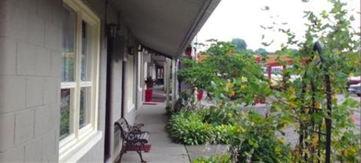 фото отеля Vinehurst Inn & Suites