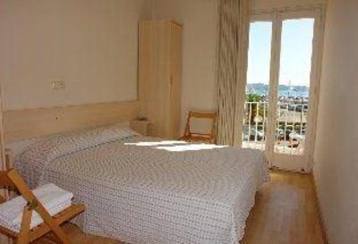 фото отеля Hostal Dalfo Torroella de Montgri
