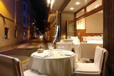 фото отеля Hostal Dalfo Torroella de Montgri
