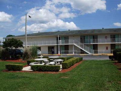 фото отеля Super 6 Inn & Suites Pensacola