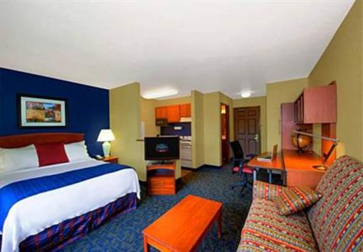 фото отеля TownePlace Suites Manchester Airport