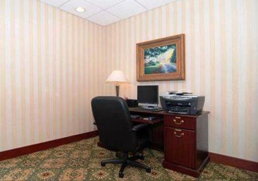 фото отеля Clarion Hotel & Suites Hamden
