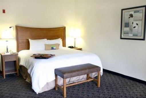 фото отеля Hampton Inn & Suites Chesapeake Sq. Mall