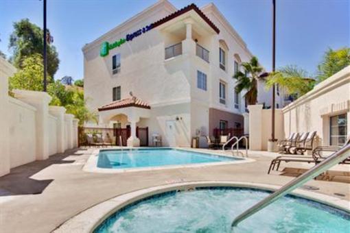 фото отеля Holiday Inn Express Hotel & Suites Corona