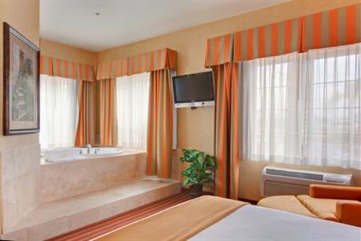 фото отеля Holiday Inn Express Hotel & Suites Corona