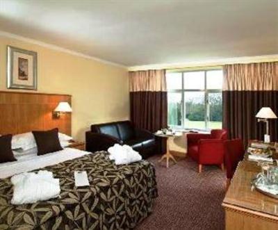 фото отеля Macdonald Savill Court Hotel Egham