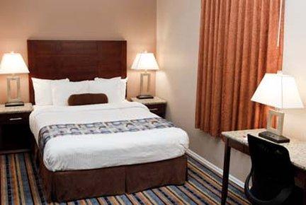 фото отеля Ramada Inn and Suites - Downtown Vancouver