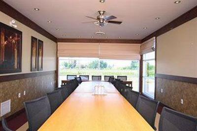 фото отеля Huff Estates Inn & Winery Bloomfield (Canada)