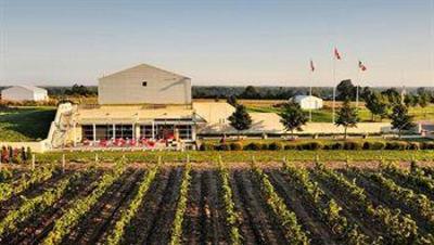 фото отеля Huff Estates Inn & Winery Bloomfield (Canada)