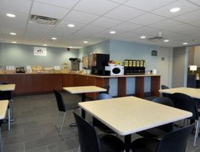 фото отеля Super 8 Peterborough