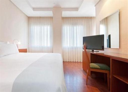 фото отеля Tryp Madrid Chamartin Hotel