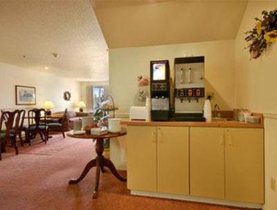 фото отеля Super 8 Williamsburg-Amana Colonies Area
