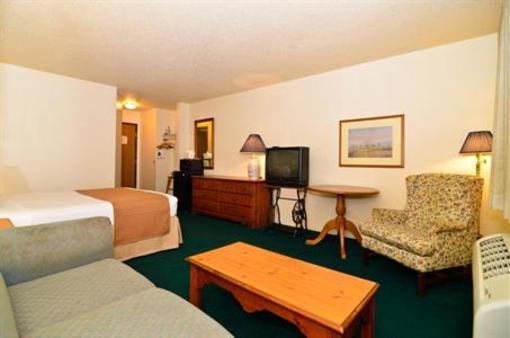 фото отеля Super 8 Williamsburg-Amana Colonies Area