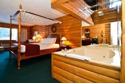 фото отеля Super 8 Williamsburg-Amana Colonies Area