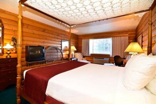 фото отеля Super 8 Williamsburg-Amana Colonies Area