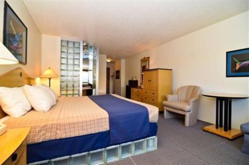 фото отеля Super 8 Williamsburg-Amana Colonies Area