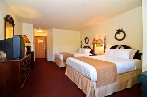 фото отеля Super 8 Williamsburg-Amana Colonies Area