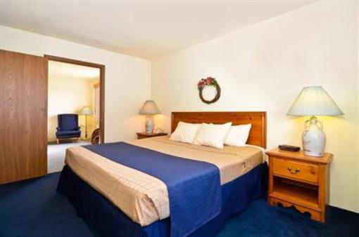фото отеля Super 8 Williamsburg-Amana Colonies Area